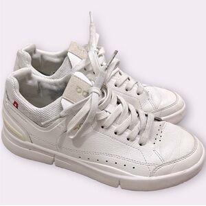 On Roger Centre Court Sneakers (5.5)